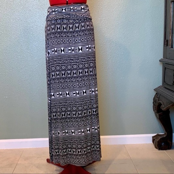 BJewel Dresses & Skirts - BJewel black & White Aztec pattern maxi skirt size Large